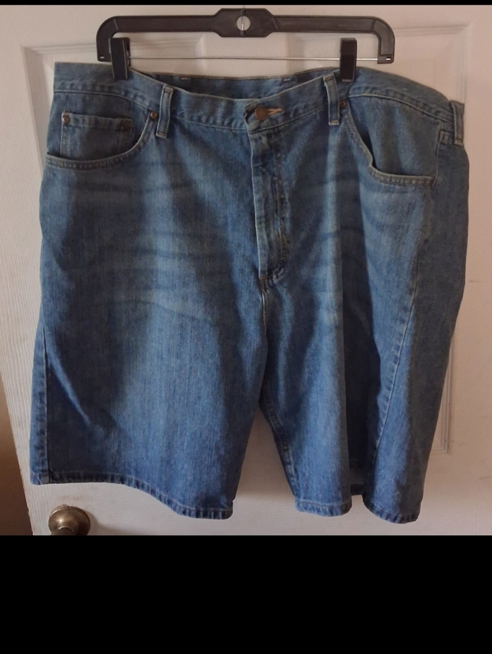 Wrangler - Men's Blue Denim Relaxed Fit Shorts. Size 42